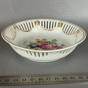 Centrito de Mesa o Bol Decorativo de Porcelana Calada con Flores Pintadas a Mano - imagen 1
