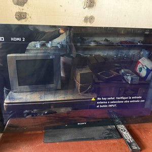 Lote siguiente: Televisor Sony Bravia con Control Remoto