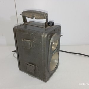 Antigua Valija Portátil de Metal Madec con Doble Foco - imagen 5