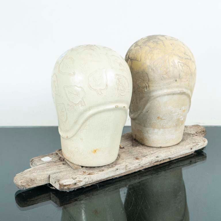 Lote siguiente: Moldes de cerámica antiguos en base de madera