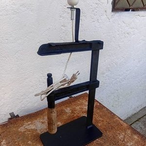 Lámpara de Mesa con Prensa o Sargento Metálico Negro - imagen 2