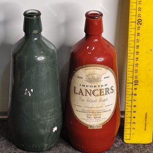Lote anterior: Dos Botellas Antiguas de Vino Lancers Portugal