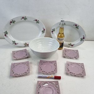 Lote anterior: Set de 9 Piezas de Vajilla: Fuentes Florales, Bowl Rayado y Platos Lila Calados