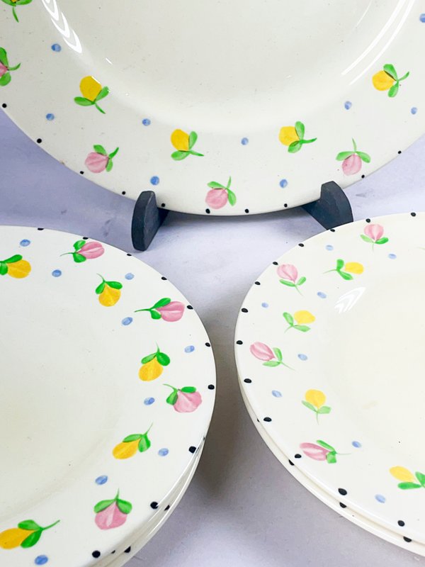 Platos de porcelana inglesa beige con diseño floral - imagen 2