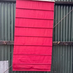 Lote siguiente: Cortina Romana Roja en Buen Estado