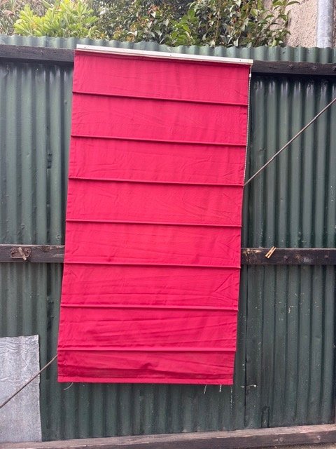 Cortina Romana Roja en Buen Estado