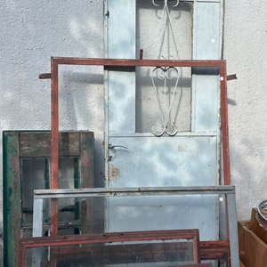 Lote siguiente: Puertas y Ventanas Antiguas de Madera y Metal