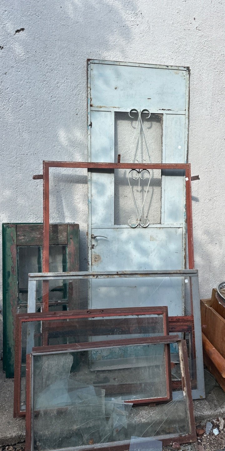 Puertas y Ventanas Antiguas de Madera y Metal