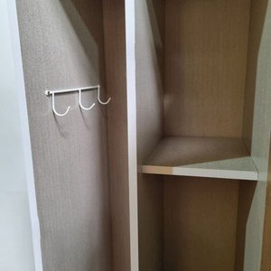 Mueble Auxiliar Vertical con Puerta, Estantes y Perchas - imagen 3