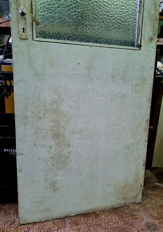 Puerta antigua con vidrio y detalles de madera - imagen 2
