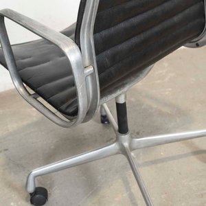 Par de Sillones de Oficina Giratorios "Herman Miller" Metálicos Tapizados Negros - imagen 3
