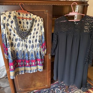 Lote de Vestido Negro con Encaje y Blusa Estampada Crema - imagen 1