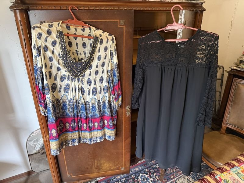 Lote de Vestido Negro con Encaje y Blusa Estampada Crema