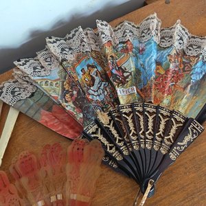 Lote de Abanicos Antiguos Decorados y de Encaje - imagen 5