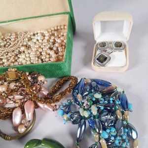 Lote Variado de Bijouterie: Pulseras, Collares, Caravanas y Dijes - imagen 3