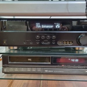 Rack de Audio y Video con Sintoamplificador Yamaha, VHS Philips y Subwoofer KEF - imagen 3