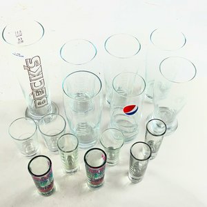 Quince vasos diferentes con y sin monograma altos y bajos - imagen 2