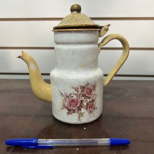 Lote de Teteras y Cacerola de Metal Esmaltado Blanco con Flores y Bordes Dorados - imagen 4