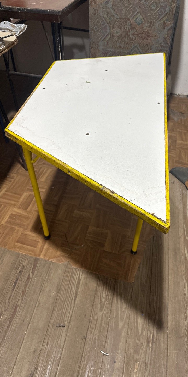 Lote siguiente: Mesa de madera en condiciones aceptables
