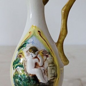 Jarrita de Porcelana Capodimonte con Querubines y Asa Dorada - imagen 1