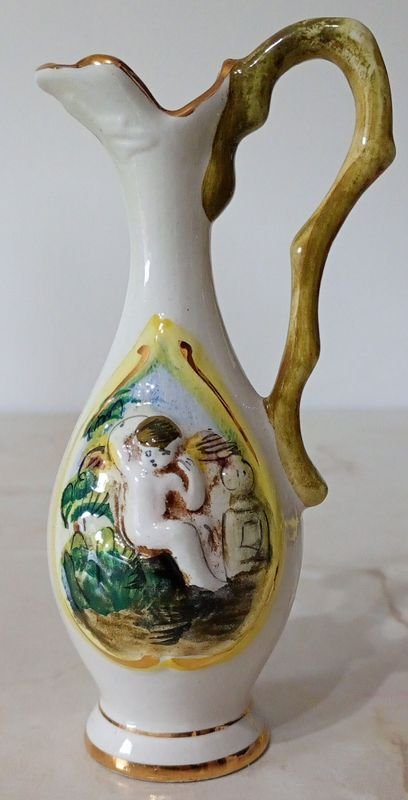 Jarrita de Porcelana Capodimonte con Querubines y Asa Dorada