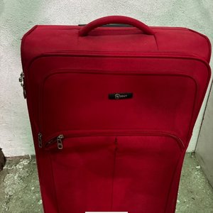 Lote siguiente: Valija Mediana Roja Zenit con Ruedas