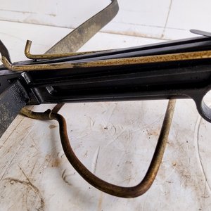 Ballesta Negra con Accesorios y 30 Flechas Naranjas - imagen 6