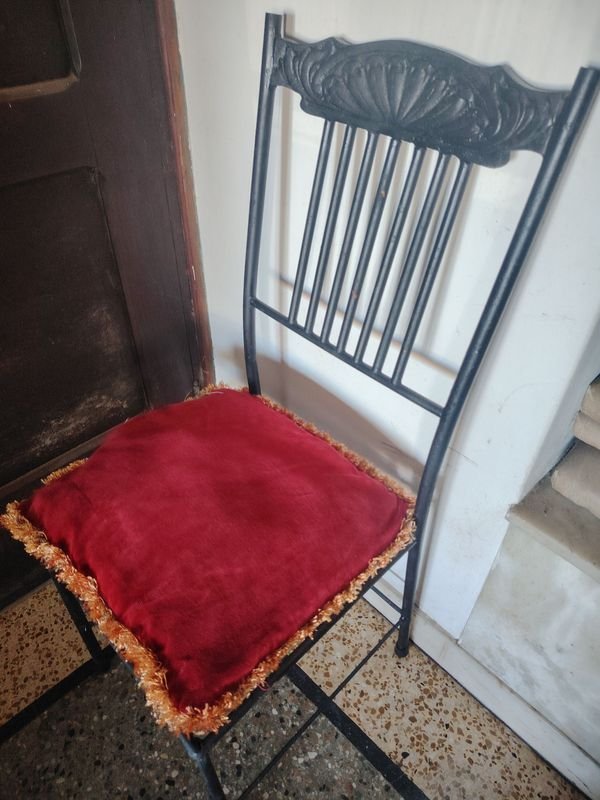 Silla sólida de hierro forjado y asiento madera con almohadón terciopelo rojo y gobelino con diseño - imagen 5