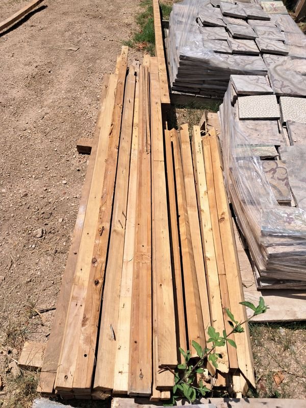 Lote siguiente: Madera y ladrillos para construcción