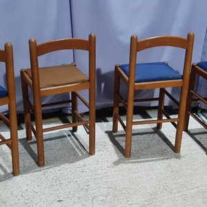 4 Sillas de Madera Tapizadas (3 Azul, 1 Beige) - imagen 3