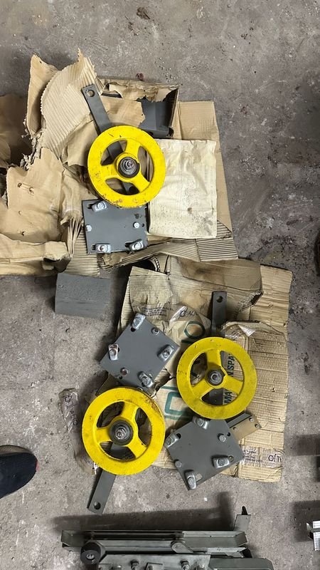 Roldanas y soportes metálicos nuevos