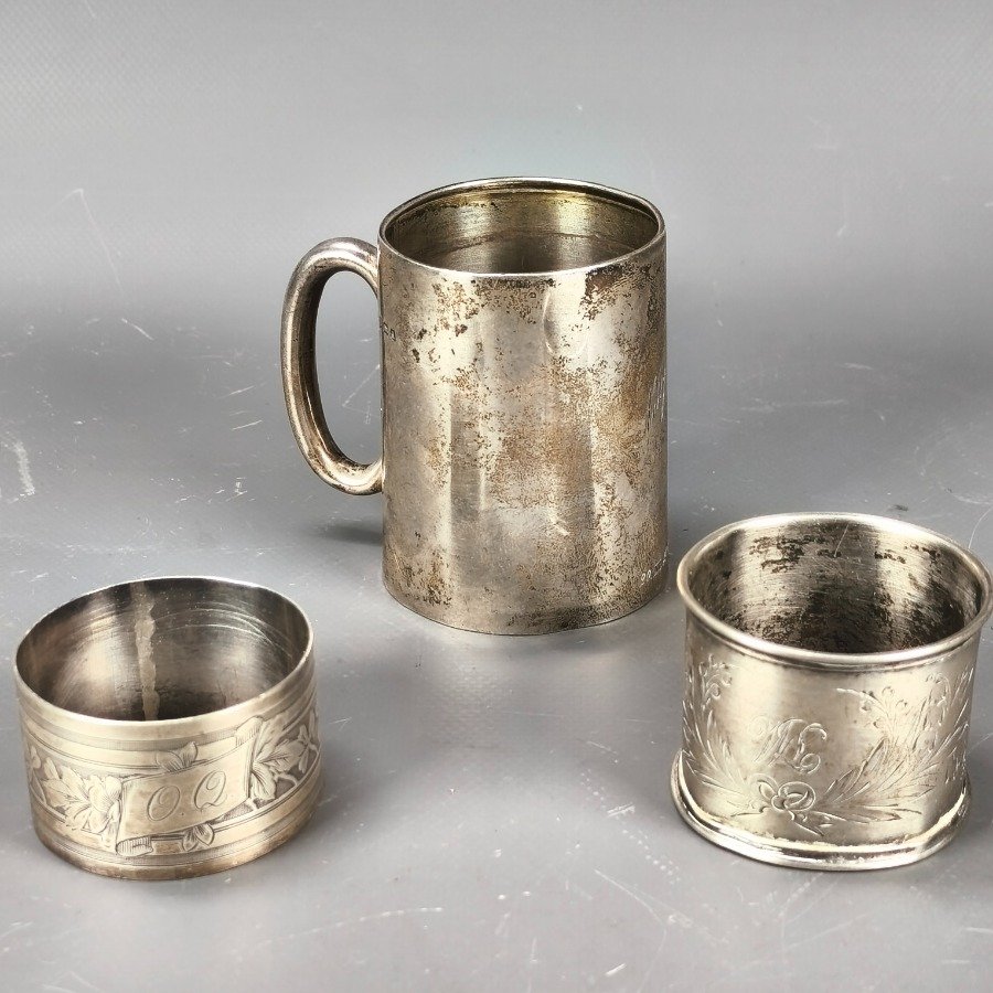 Lote siguiente: Tazas y servilleteros de plata con diseños en relieve