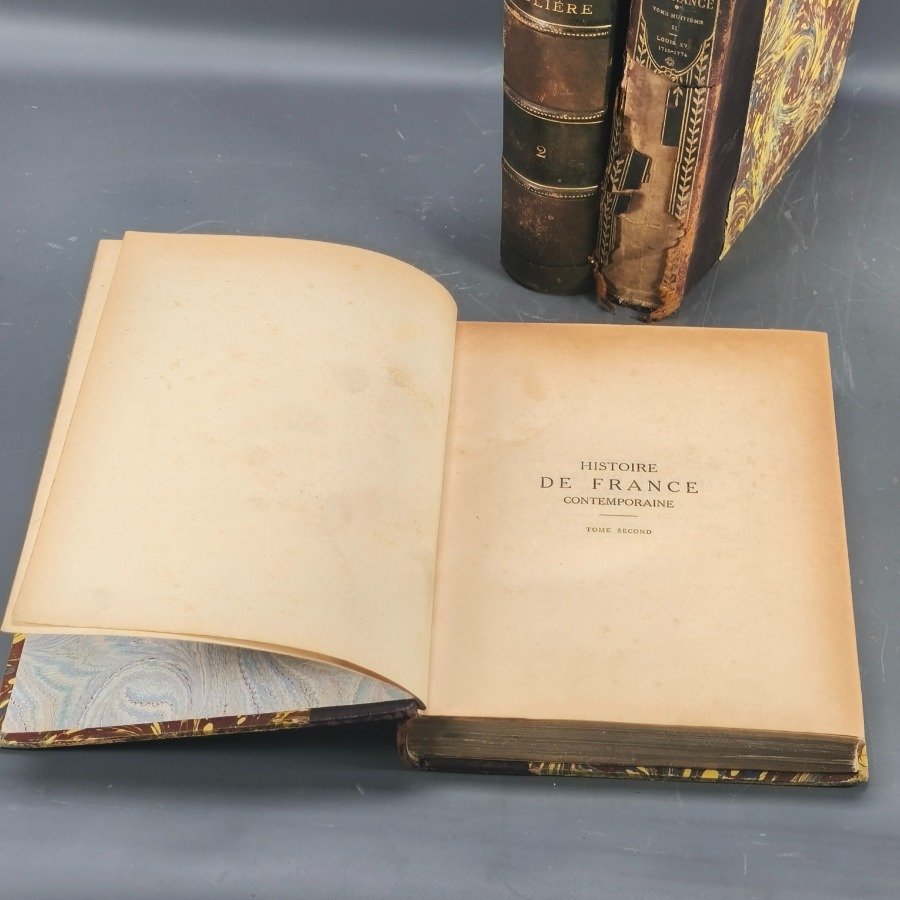 Libros antiguos y modernos, con detalles de estilo y materiales - imagen 6