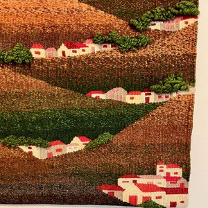 Tapiz Artesanal de Casas en la Montaña al Atardecer - imagen 4