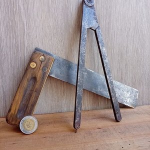 Lote anterior: Juego de Escuadra y Compás Antiguos en Bronce y Madera