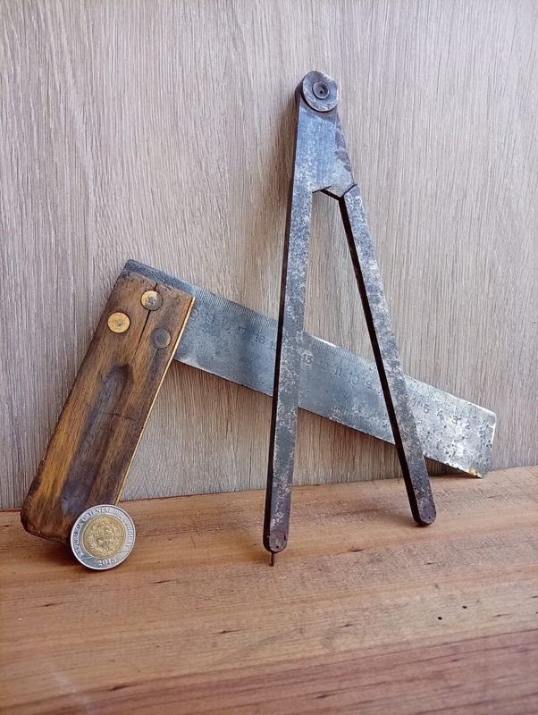 Juego de Escuadra y Compás Antiguos en Bronce y Madera