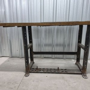 Mesa de Trabajo Industrial con Estructura Metálica y Tapa de Madera - imagen 2