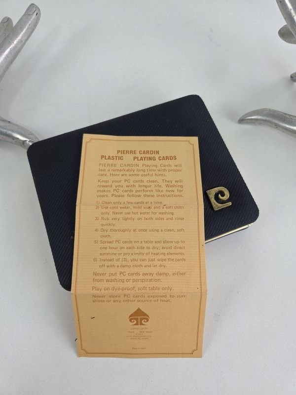 Lote siguiente: Cartas de poker Pierre Cardin en su estuche original