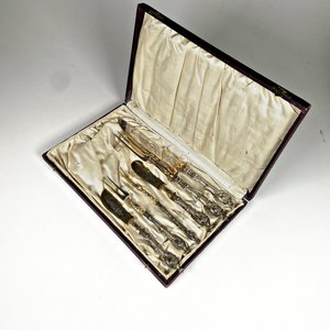 Lote anterior: Estuche con Seis Cubiertos de Servir de Plata Decorada
