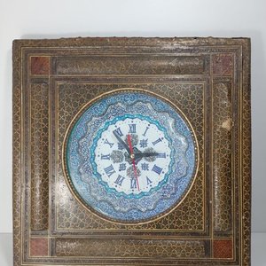 Lote siguiente: Reloj de Pared Analógico Vintage con Diseño Colorido en Metal y Madera