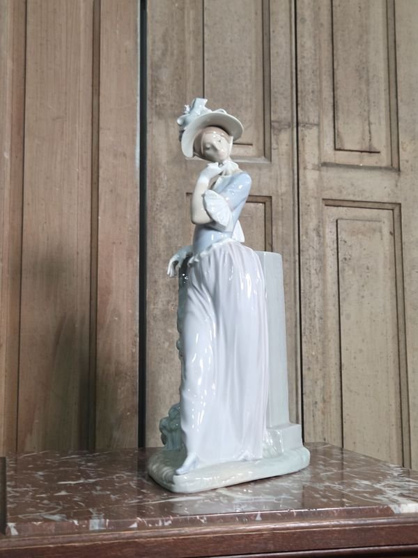 Figura de Porcelana Lladró Dama Elegante con Sombrero y Vestido Celeste - imagen 1