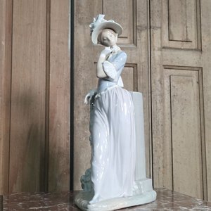 Lote siguiente: Figura de Porcelana Lladró Dama Elegante con Sombrero y Vestido Celeste