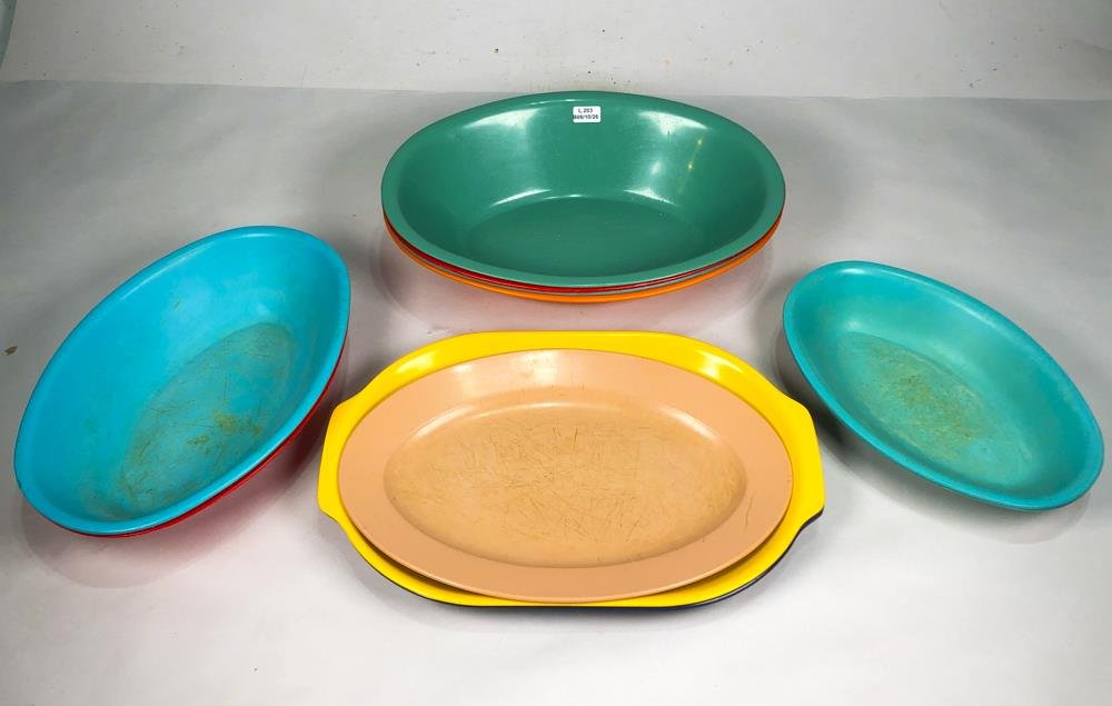 Juego de Fuentes y Bandejas Ovaladas Multicolores en Melamina