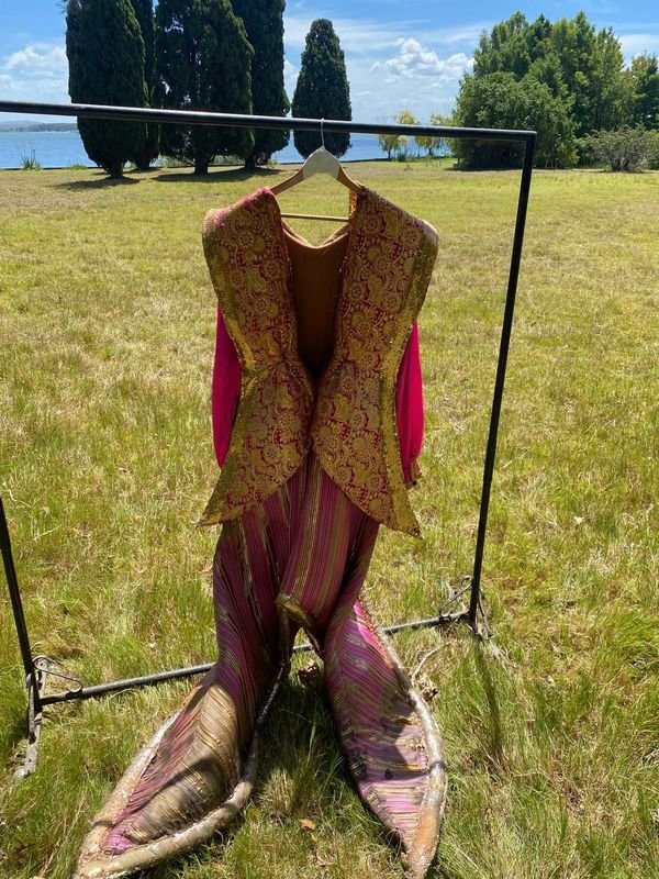 Traje de Marco Polo con bordado y detalles - imagen 1