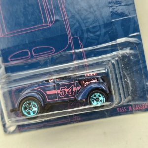 Hot Wheels Pass 'N Gasser 54 Azul y Rosa - imagen 2