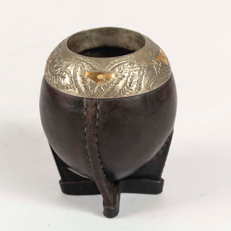 Lote anterior: Mate paraforrado en cuero con virola platería criolla