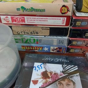Lote Variado de CDs, Películas en VHS y Estuches - imagen 4