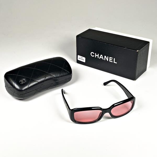 Lentes de Sol Chanel Negros con Estuche y Caja