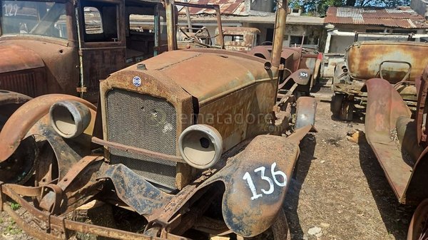 Auto Antiguo Ruedas y Chapa para Restaurar