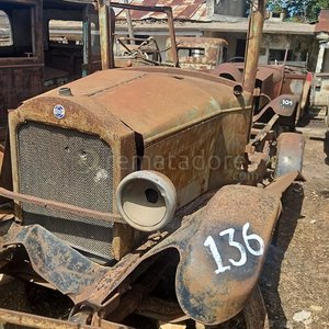 Lote siguiente: Auto Antiguo Ruedas y Chapa para Restaurar